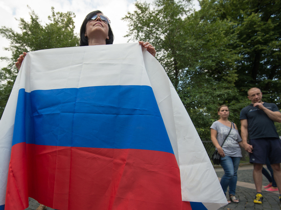 Триколор в 1,5 тысячи квадратов развернули у «Юбилейного» в День воссоединения Крыма с Россией