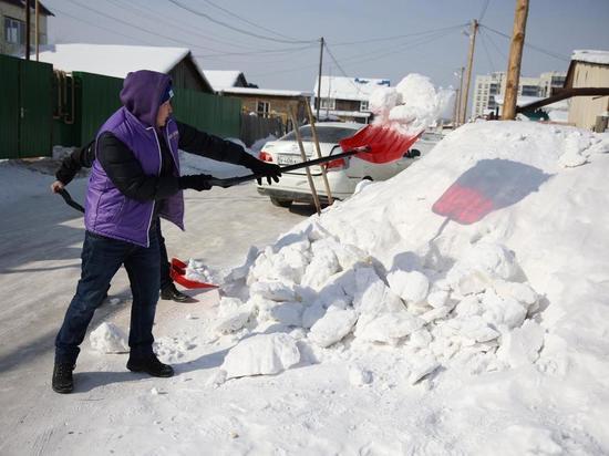 «Поможем маме»: В Якутске волонтеры убрали от снега двор многодетной семьи