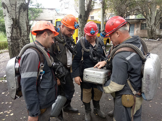 Донецкие горняки вновь оказались под землей во время обстрела