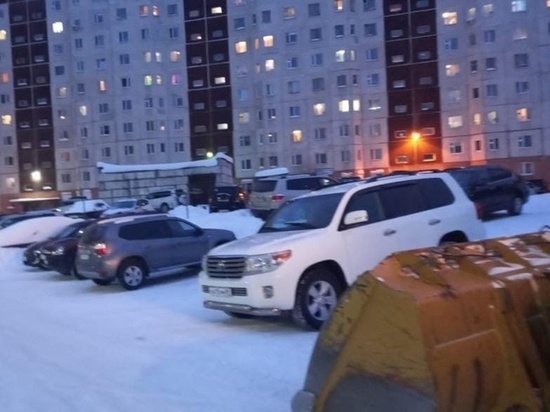 В Надыме припаркованные во дворах авто помешали коммунальщикам вывезти снег