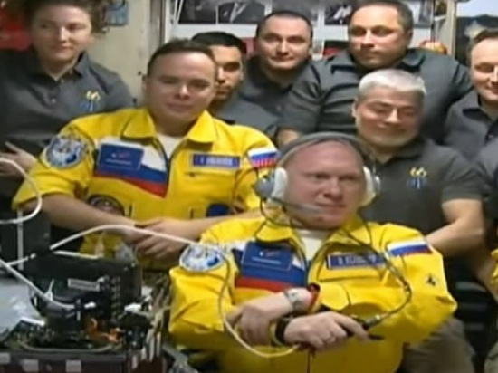 Российские космонавты объяснили появление в желтых комбинезонах с синими вставками