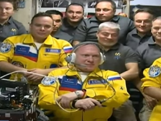 Роскосмос высказался о космонавтах в желтых комбинезонах с синими вставками