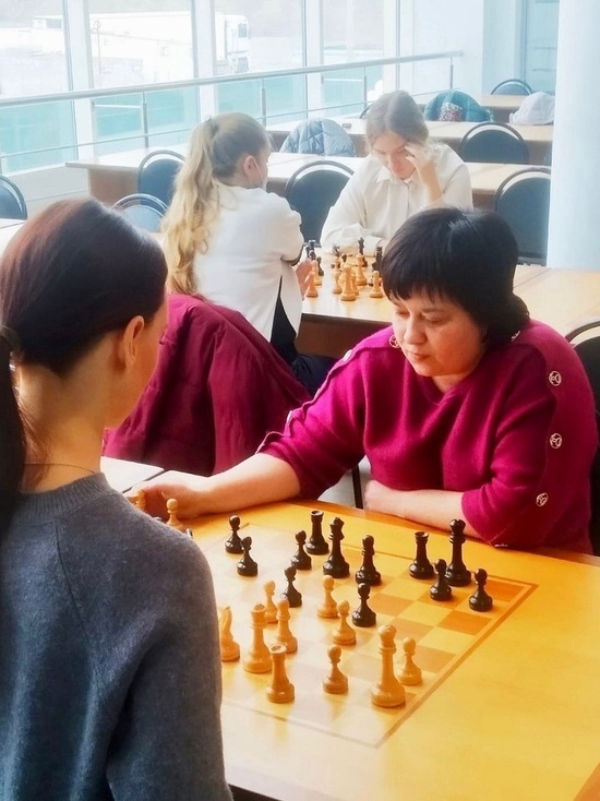 В Элисте стартовал женский шахматный турнир