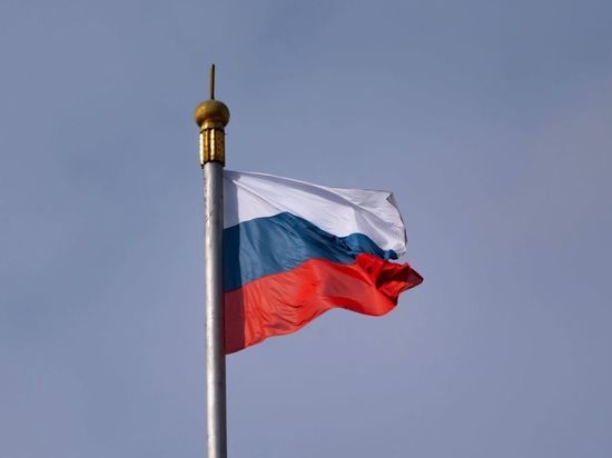 Гигантский флаг России растянули в парке «Озеро Долгое»
