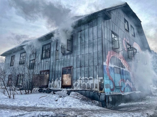 В Мурманске горел дом с осьминогом, пожар ликвидировали