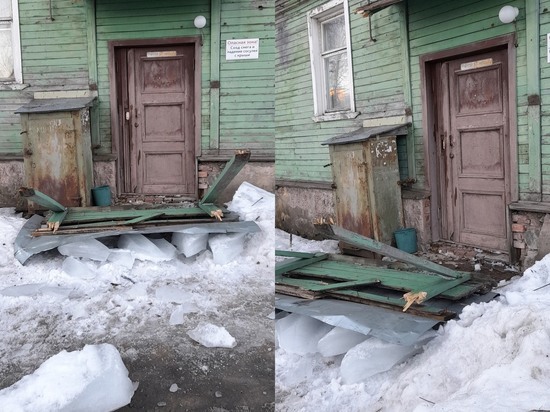 Козырек над подъездом рухнул после схода обледеневшей массы в Петрозаводске