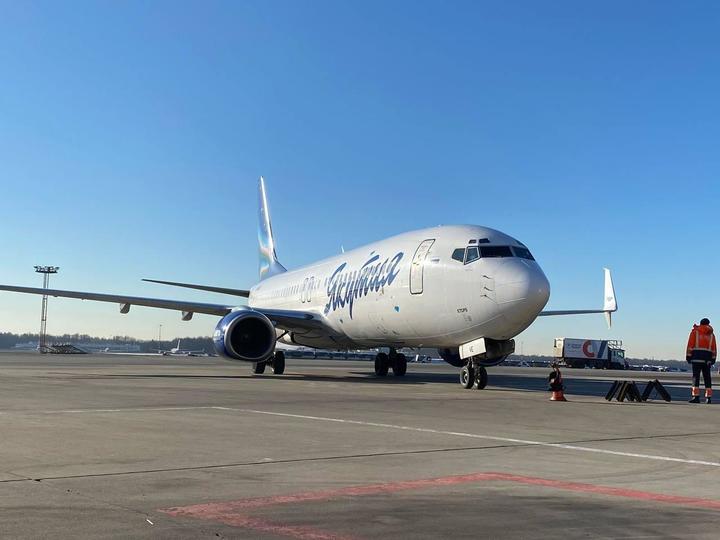 Рейсы якутия москва. Boeing 737 Якутия. Самолет Красноярск Боинг 737.