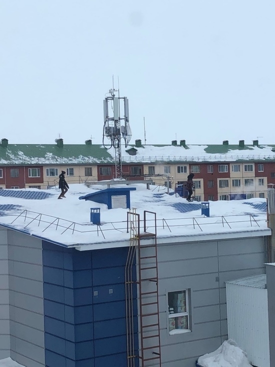 Закрыть крыши магазинов для детей-экстремалов просят жители Салехарда