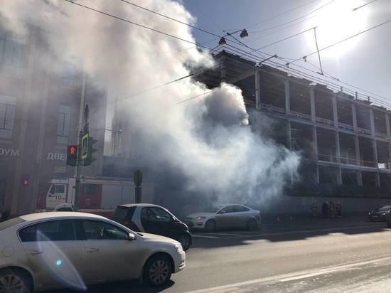 Клубы дыма заволокли проспект Медиков после возгорания в строящемся здании
