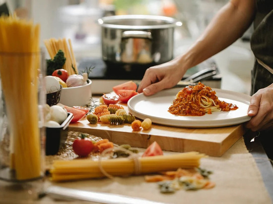 Вредные привычки: эксперты объяснили хозяйкам, что запрещено делать на кухне