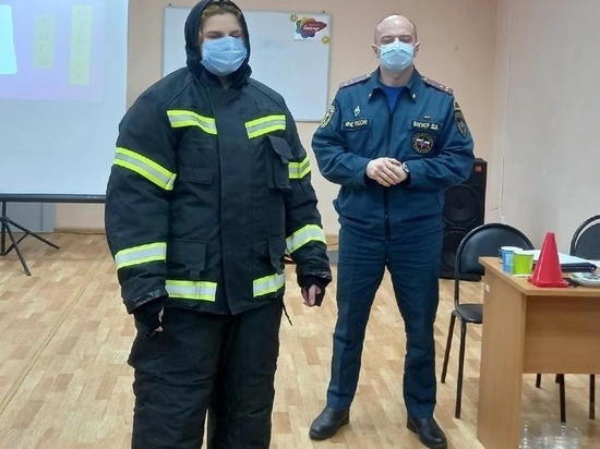 Тульские школьники примерили экипировку пожарных