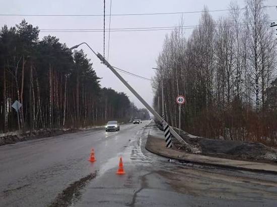 Неизвестный водитель сбил фонарный столб на трассе в Сосновом Бору и скрылся