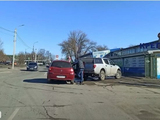 «Митсубиси» и «Рено» столкнулись на улице Алмазной в Пскове