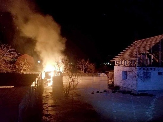 В Новомичуринске Рязанской области загорелась баня с газовым баллоном внутри