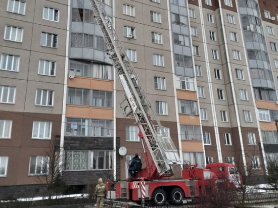 Десять человек эвакуировали во время пожара в доме в Кировске