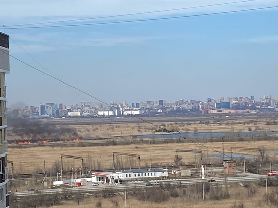 Под Ростовом на сотнях квадратных метров полдня горит камыш