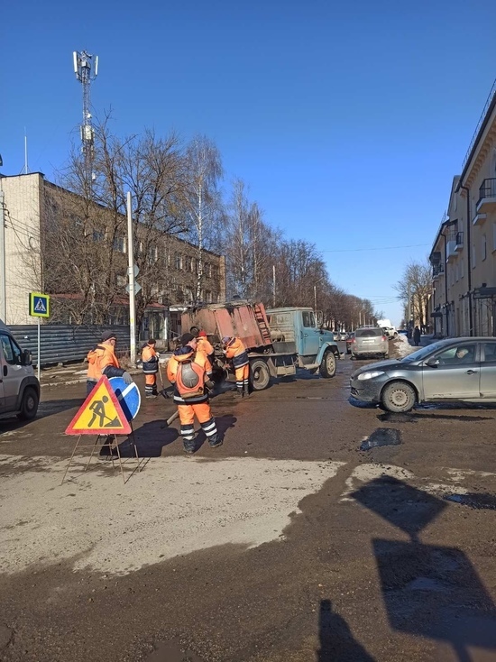 Смоленские дорожники продолжают ямочные ремонты улиц города