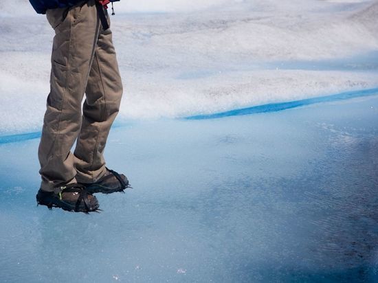 Петербуржец устроил пробежку по льду водоема в Парке Победы