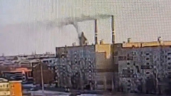 В Казахстане из-за сильного ветра обвалилась труба ТЭЦ: видео