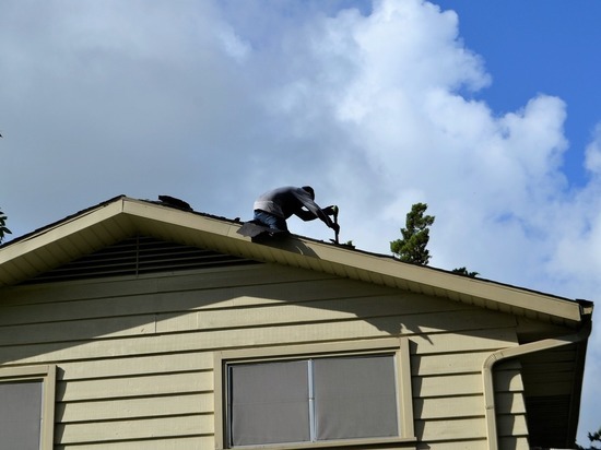 В Монастырщинском районе обокрали почту проломив потолок