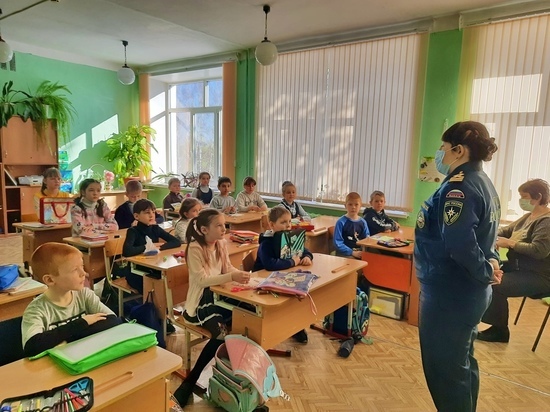 Интересные и познавательные уроки прошли в Духовщине с сотрудниками ГИМС