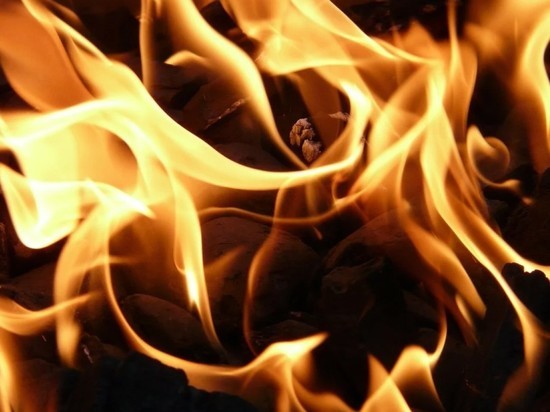 Кличко: сильный пожар бушует в торговом центре Киева, есть погибшие