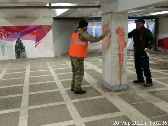 В центре Челябинска вандалы изуродовали стены в подземном переходе