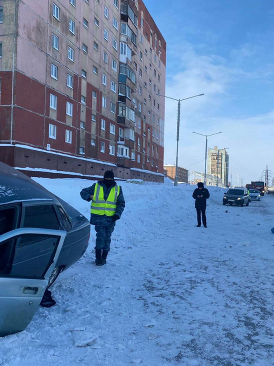 Пьяный житель Норильска насмерть сбил меняющего на обочине колесо водителя Renault