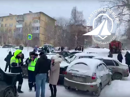 В Златоусте из-за снега столкнулись сразу более 15 автомобилей