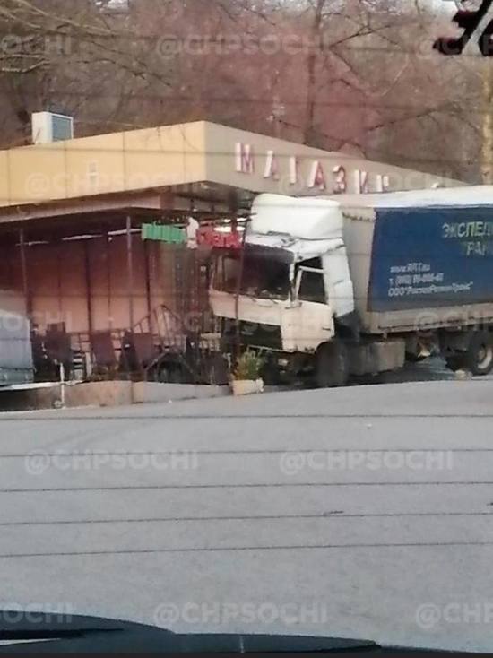 В Сочи грузовик въехал в магазин