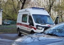 В Московской области в Домодедове произошел дикий случай: молодой человек подбежал к девушке около подъезда и плеснул на нее кислотой