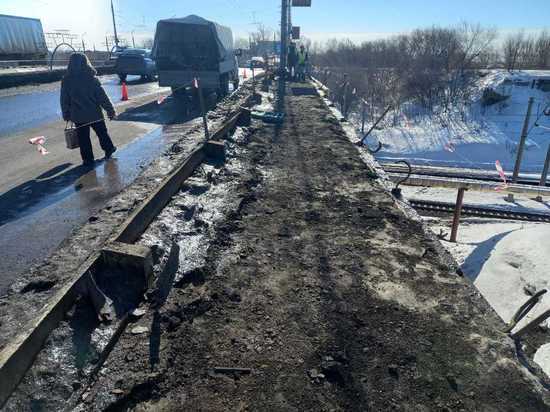 На 1-м Жилучастке в Саратове частично разобрали мост