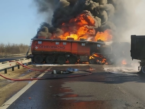 На границе с Воронежской областью сгорел бензовоз и грузовик
