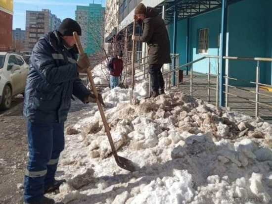 Центр Пензы освободили от мусора и снежных оков