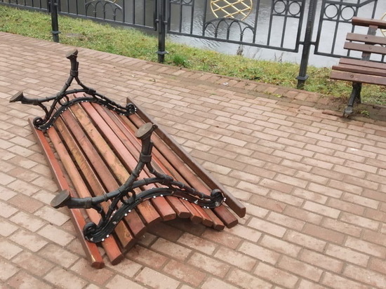 В Кирове росгвардейцы заставили хулиганов поставить на место скамейки