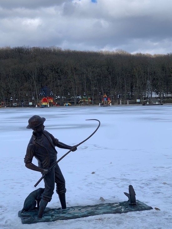 В Железноводске задержан испортивший скульптуру рыбака вандал