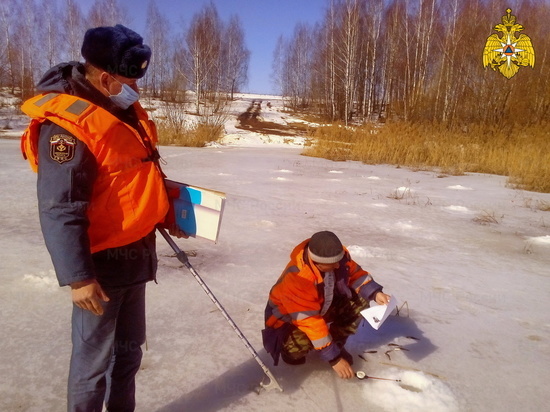 С каждым днем лед на смоленских водоемах становится опаснее