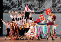 На Исторической сцене Большого театра прошел концерт Государственного академического ансамбля народного танца имени Игоря Моисеева, который был посвящен 85-летию всемирно известного коллектива
