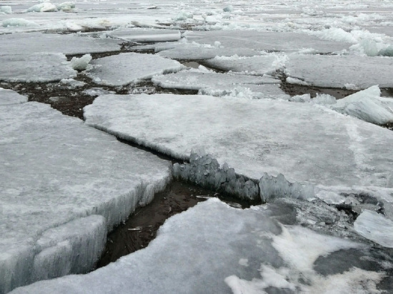 Безопасное половодье: на реках Ямала начали пилить лед