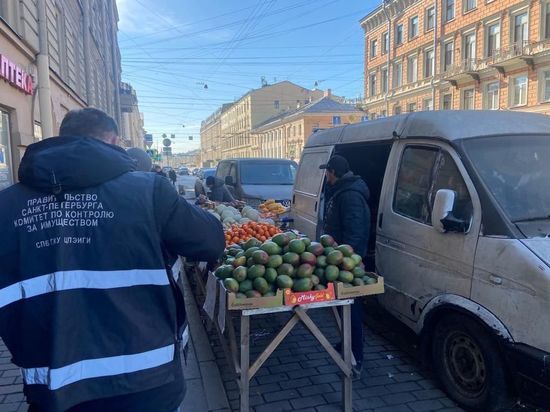 Более 40 незаконных ларьков прикрыли в Петербурге за неделю