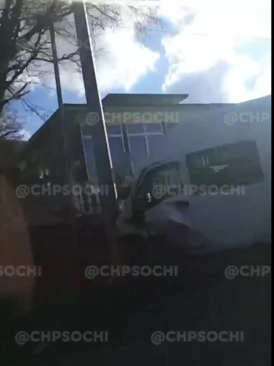Автомобиль на трассе в Сочи врезался в столб