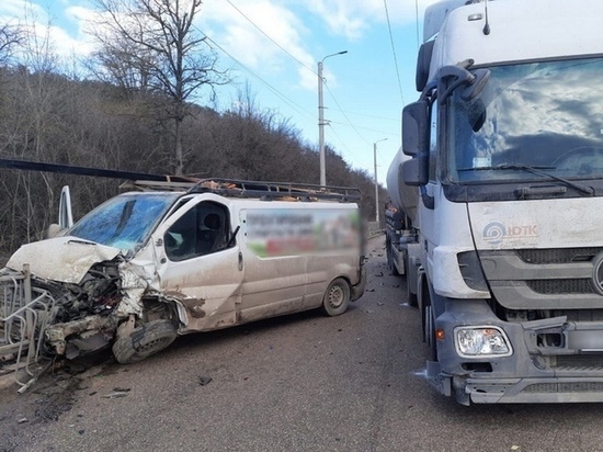 Под Симферополем в ДТП с грузовиком пострадали три человека