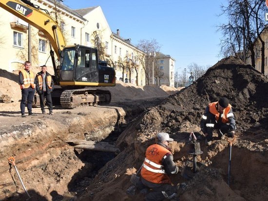 9 домов остались без воды в Пскове из-за рабочих, повредивших трубу