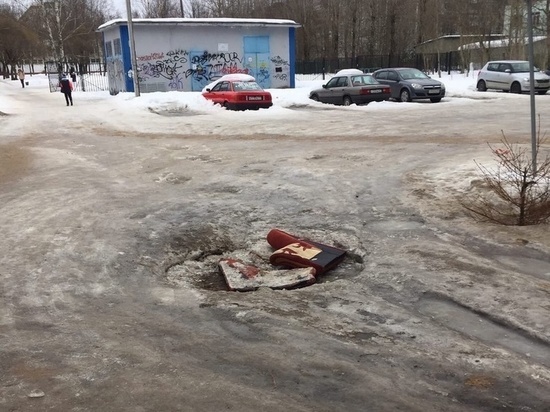 Смоленские «креслотехнологии»: жители облцентра выравнивают дороги мебелью