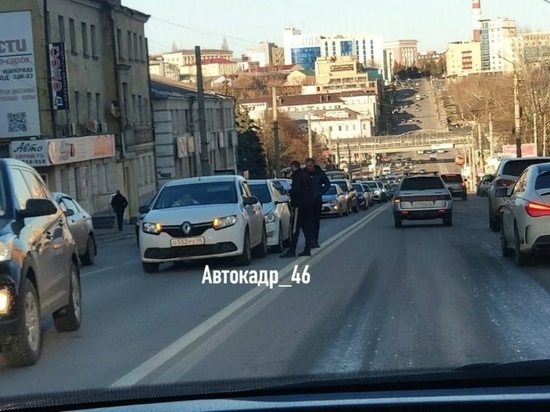 В Курске ДТП на Дзержинского привело к дорожному коллапсу в центре города