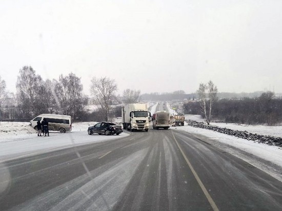 Пассажирский автобус попал в ДТП на трассе под Новосибирском
