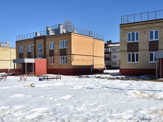 Сорок костромских детей-сирот получили ключи от новых квартир
