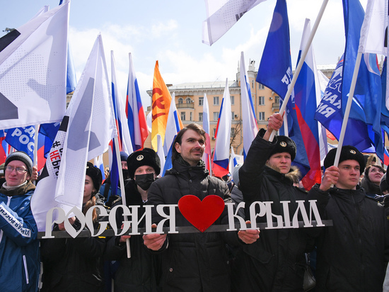 Астраханцы вместе со всей Россией отпраздновали 8-летие возвращения Крыма