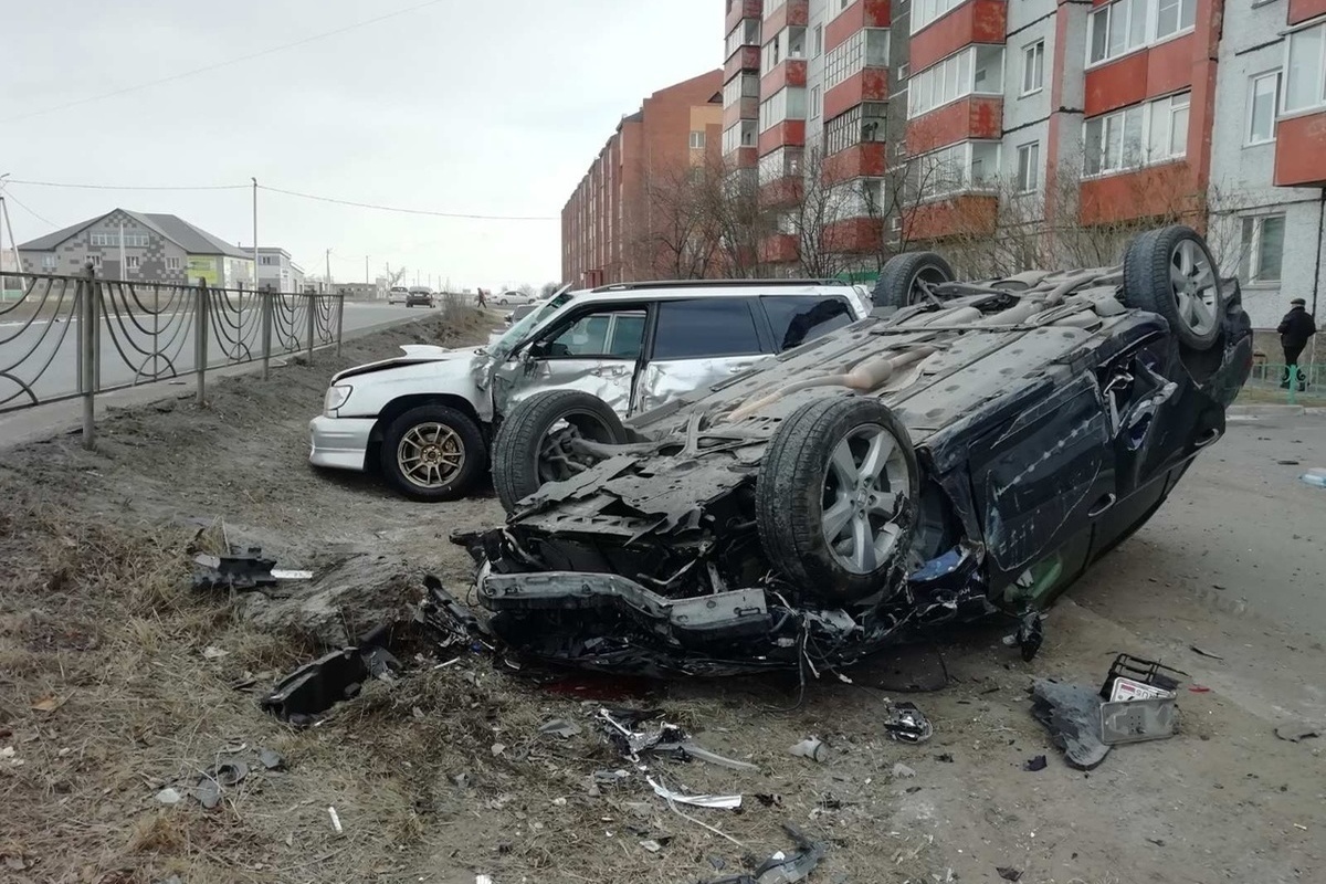 В Черногорске иномарка в ДТП от удара улетела на парковку и перевернулась -  МК Хакасия