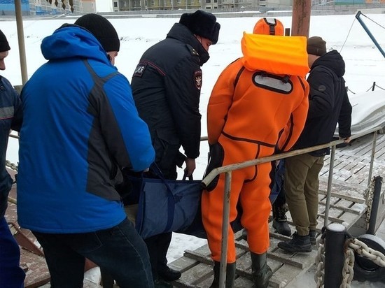 Пожилого рыбака спасли из-подо льда в Новосибирской области